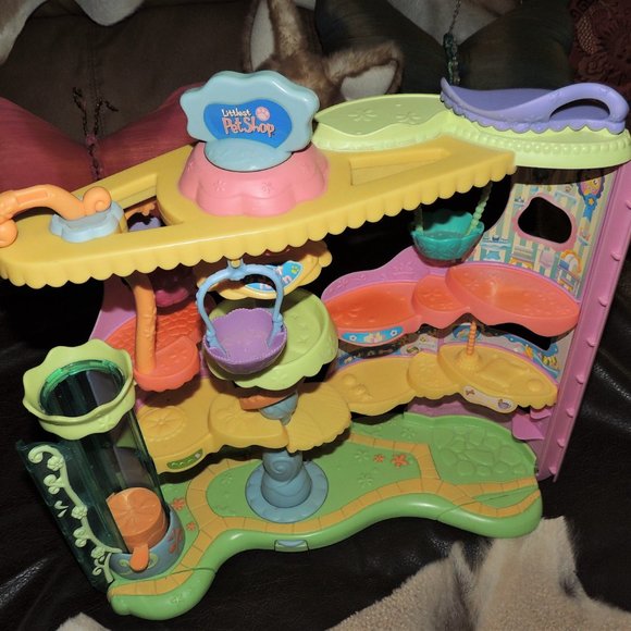 Littlest Pet Shop Round & Round Pet Town - Picture 2 of 9